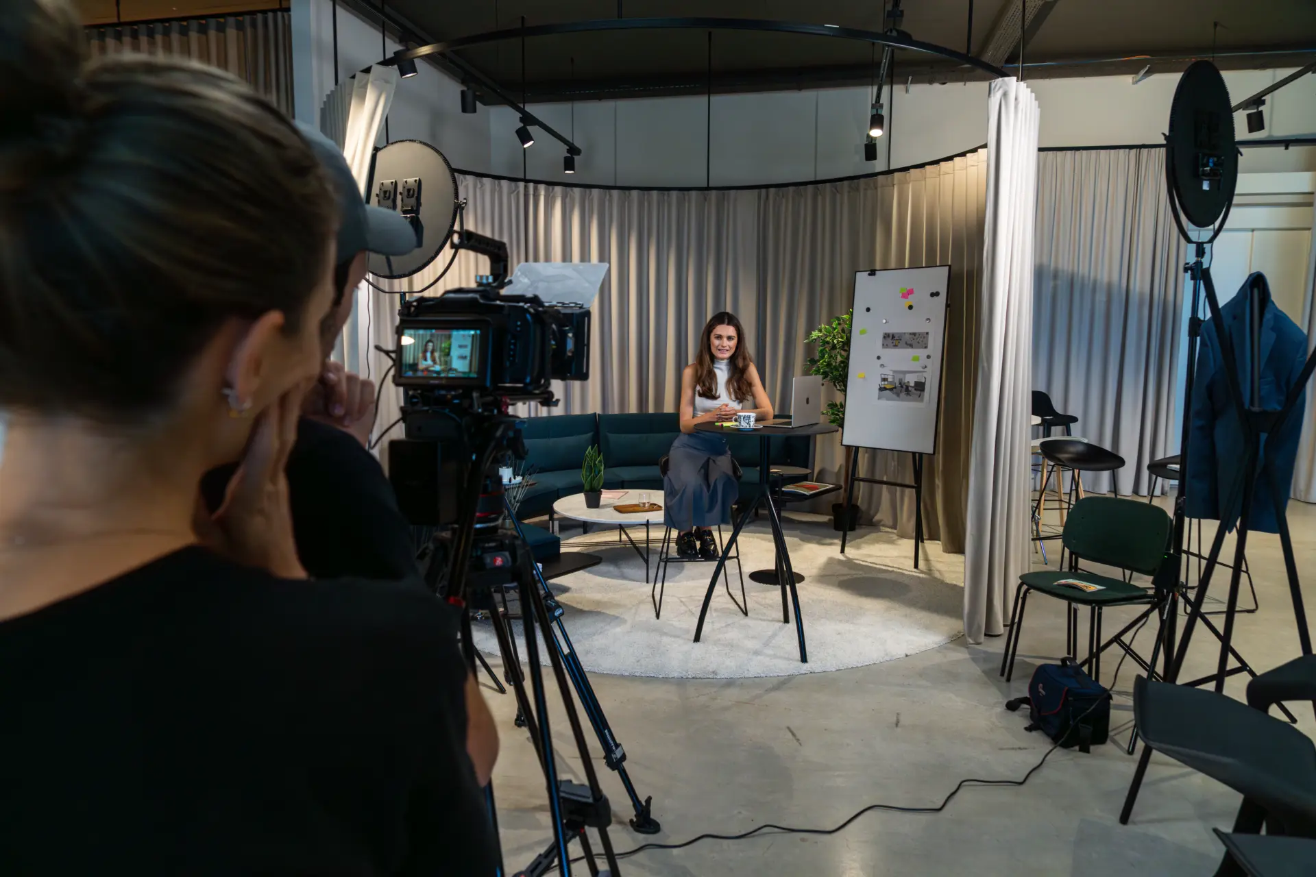 Videoaufnahme im Studio mit Kamera und Moderatorin