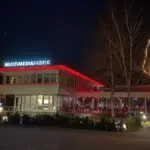 Gebäude bei Nacht mit Lichterdekoration