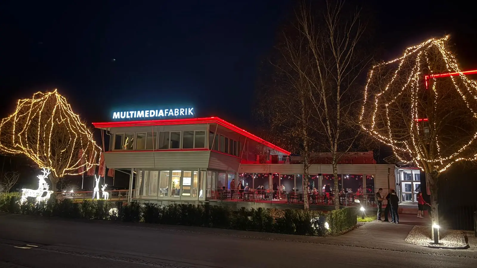 Gebäude bei Nacht mit Lichterdekoration