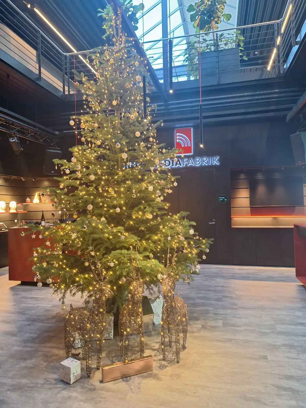 Weihnachtsbaum mit Lichtern und Rentier-Dekoration