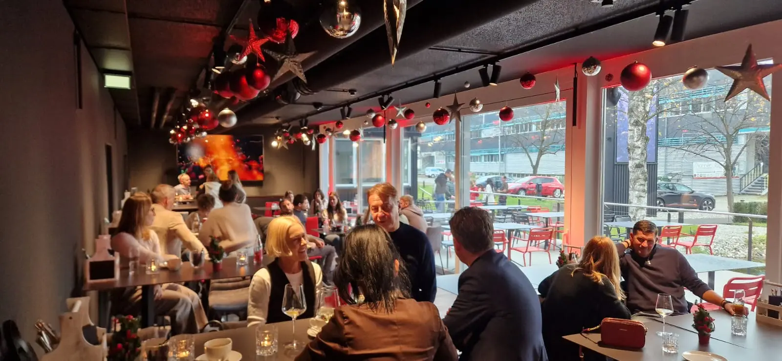 Leute in einem dekorierten Café.