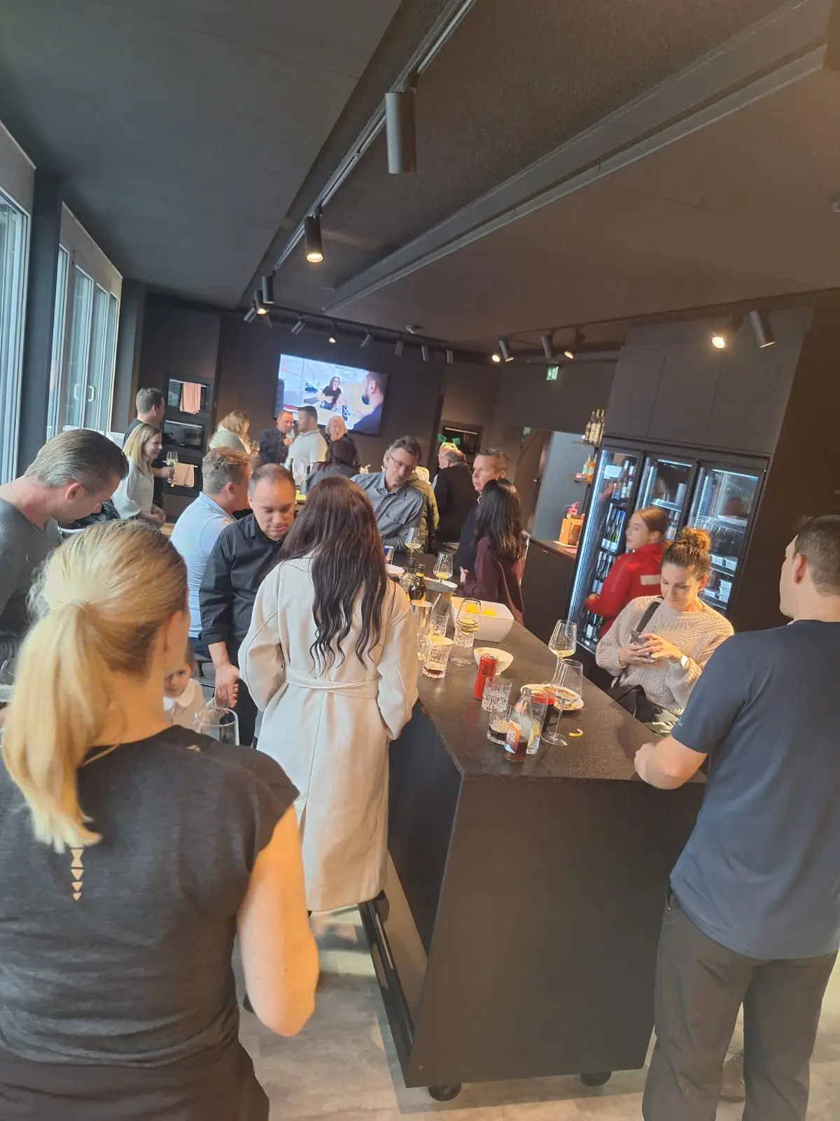 Menschen unterhalten sich in einer modernen Barumgebung.