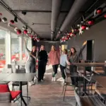 Fünf Personen in festlich geschmücktem Raum.