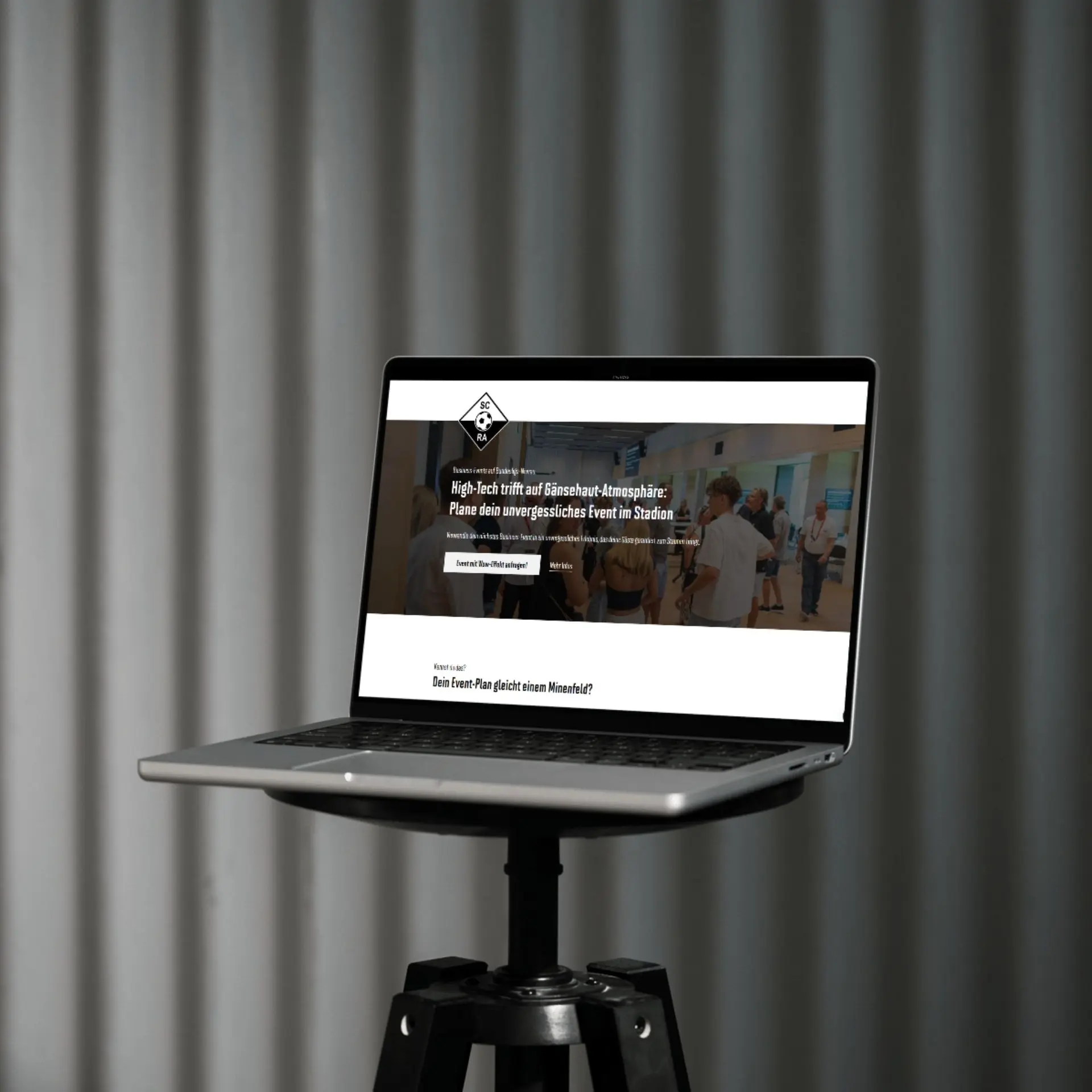 Laptop mit geöffneter Webseite auf Stativ
