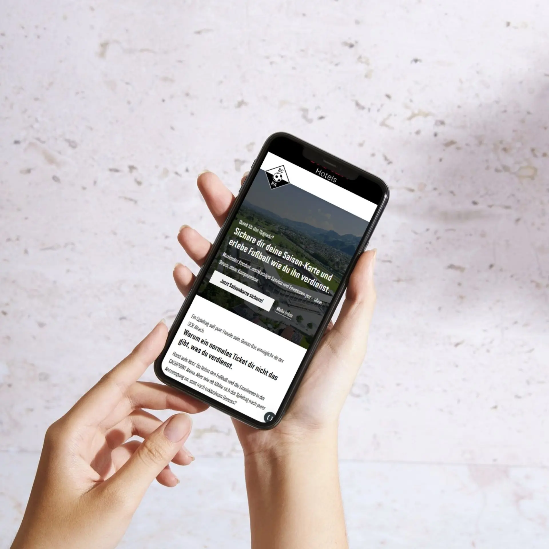 Smartphone mit Ticketbuchungsseite in Händen