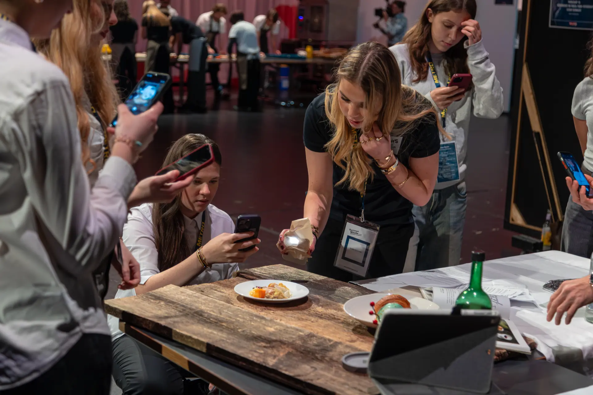 Menschen fotografieren Essen mit Smartphones am Tisch