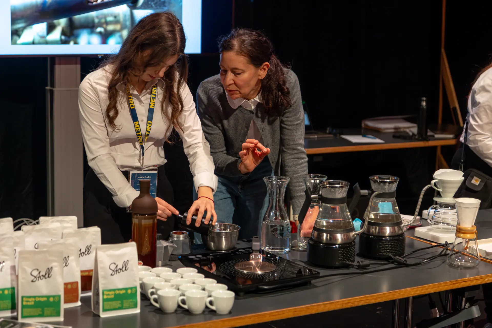 Zwei Frauen bei einer Kaffeezubereitung
