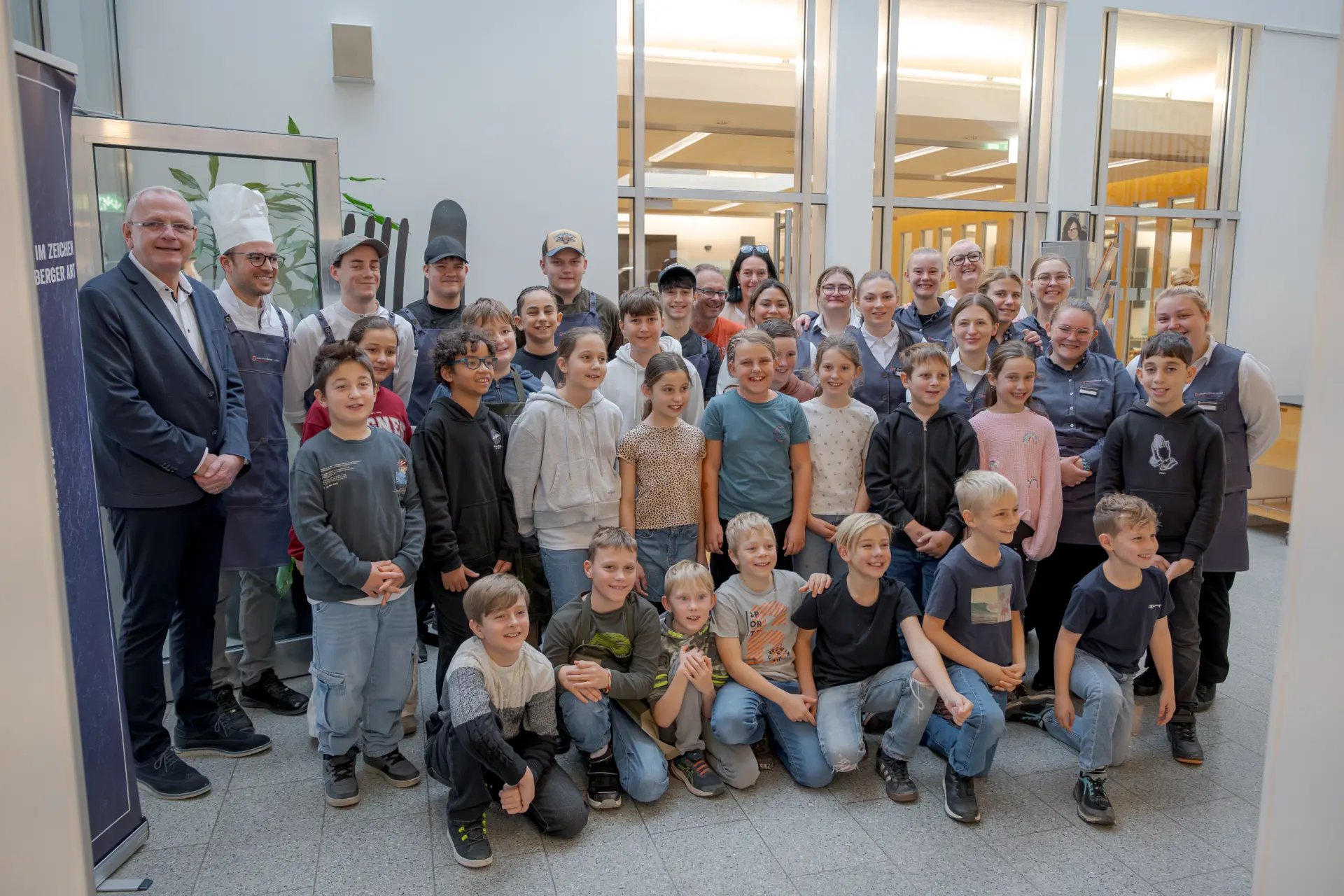 Gruppe von Kindern und Erwachsenen in Halle