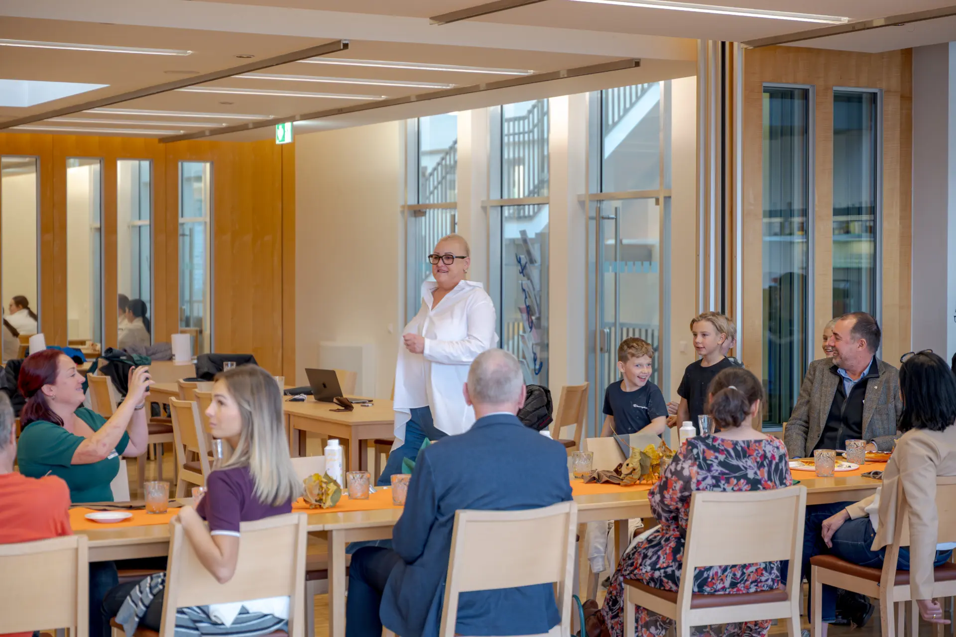 Menschen bei einer Veranstaltung im modernen Raum.