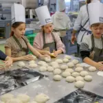 Kinder backen in einer Küche Brot.
