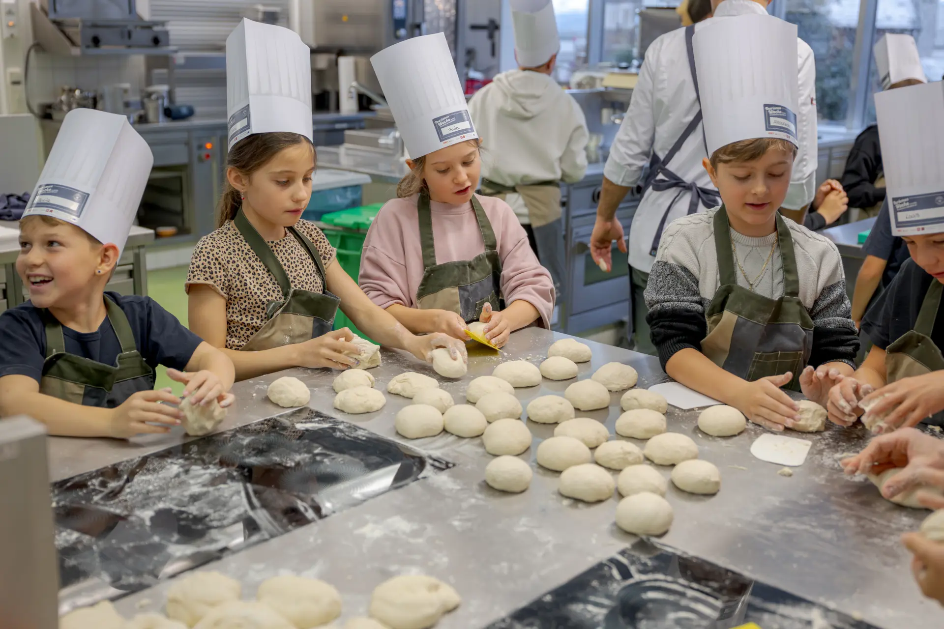 Kinder backen in einer Küche Brot.