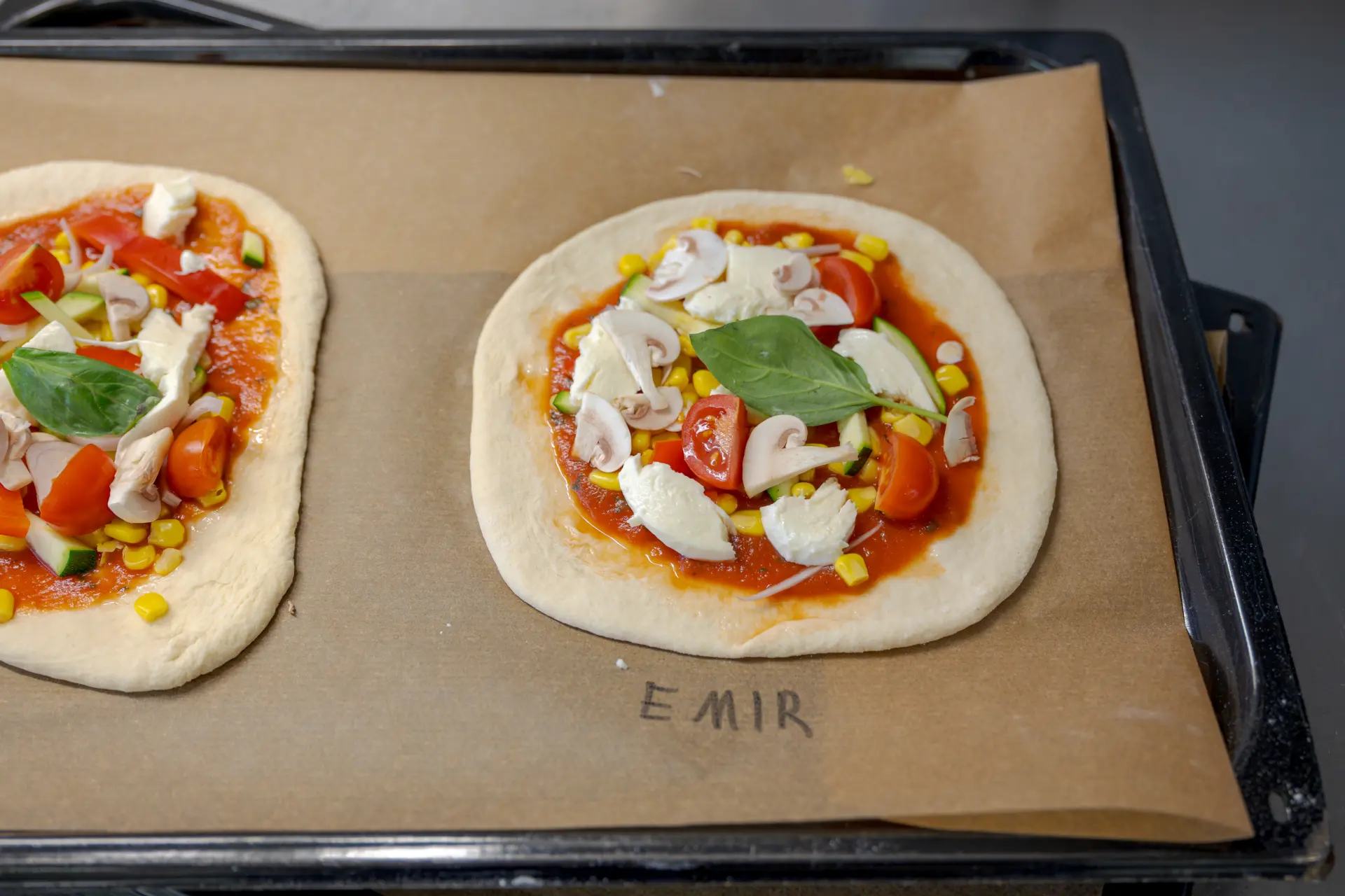 Hausgemachte Pizza auf Backblech mit Gemüsezutat