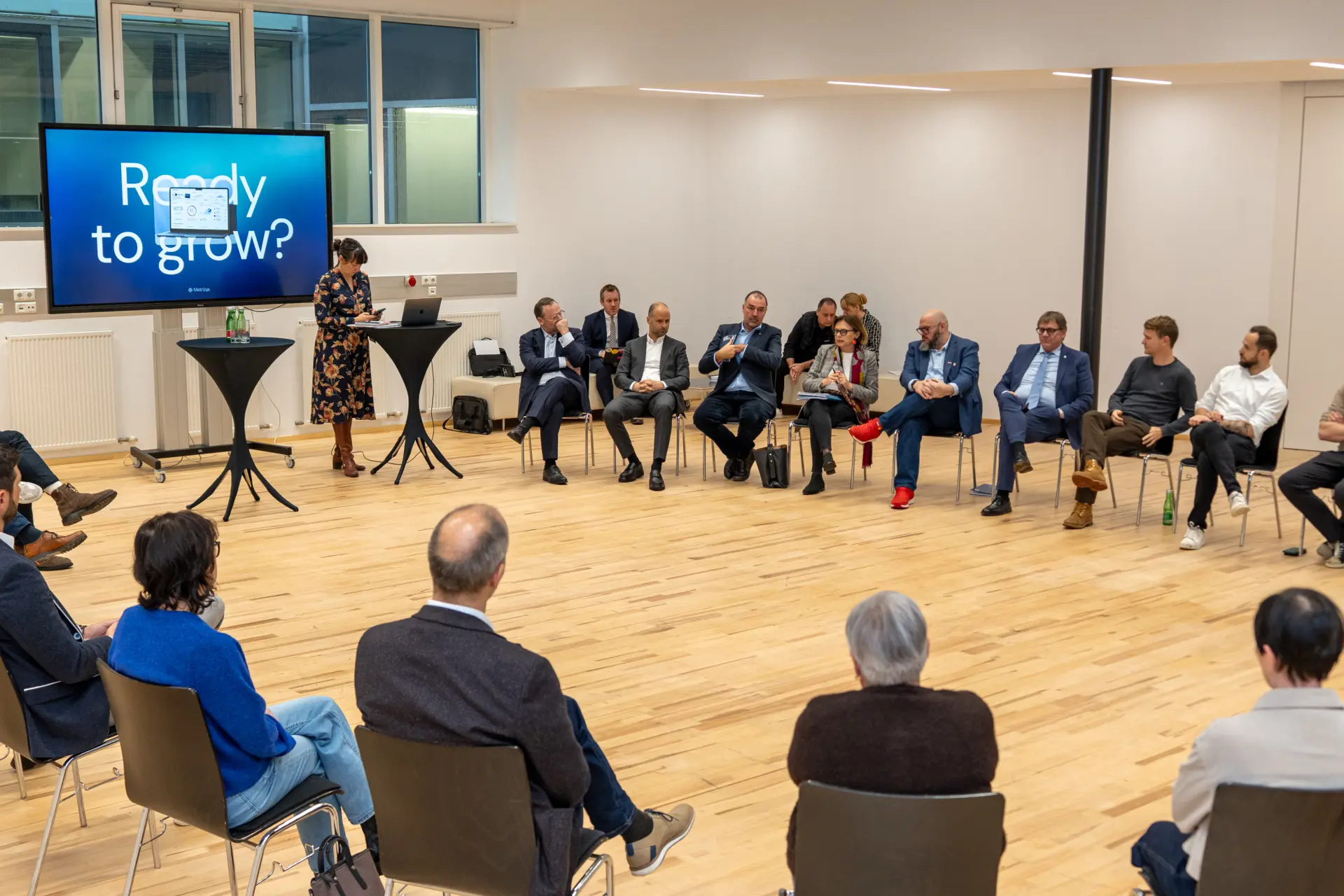 Menschen in einer geschäftlichen Besprechung im Konferenzraum.