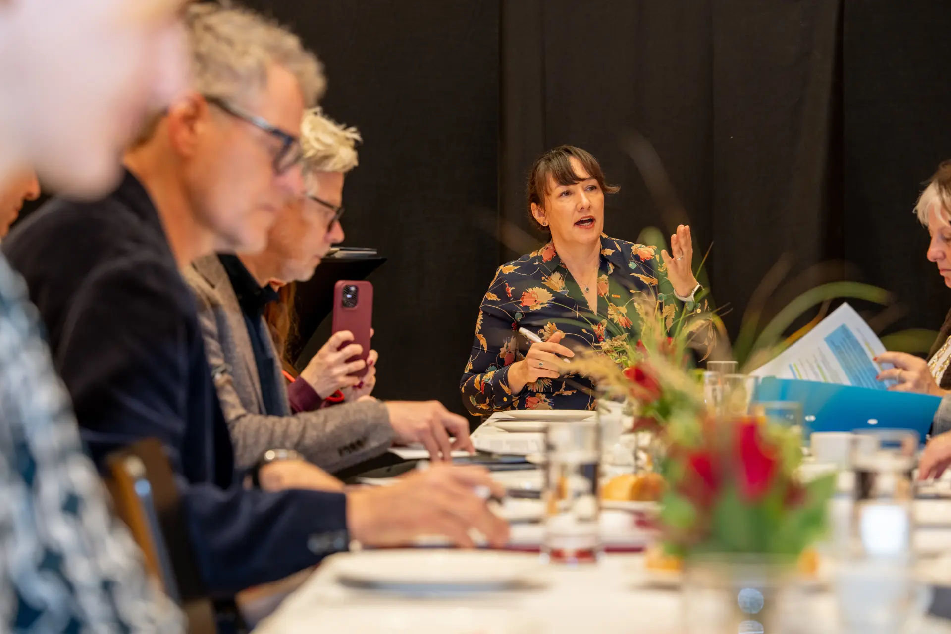 Diskussion am Tisch mit mehreren Personen.