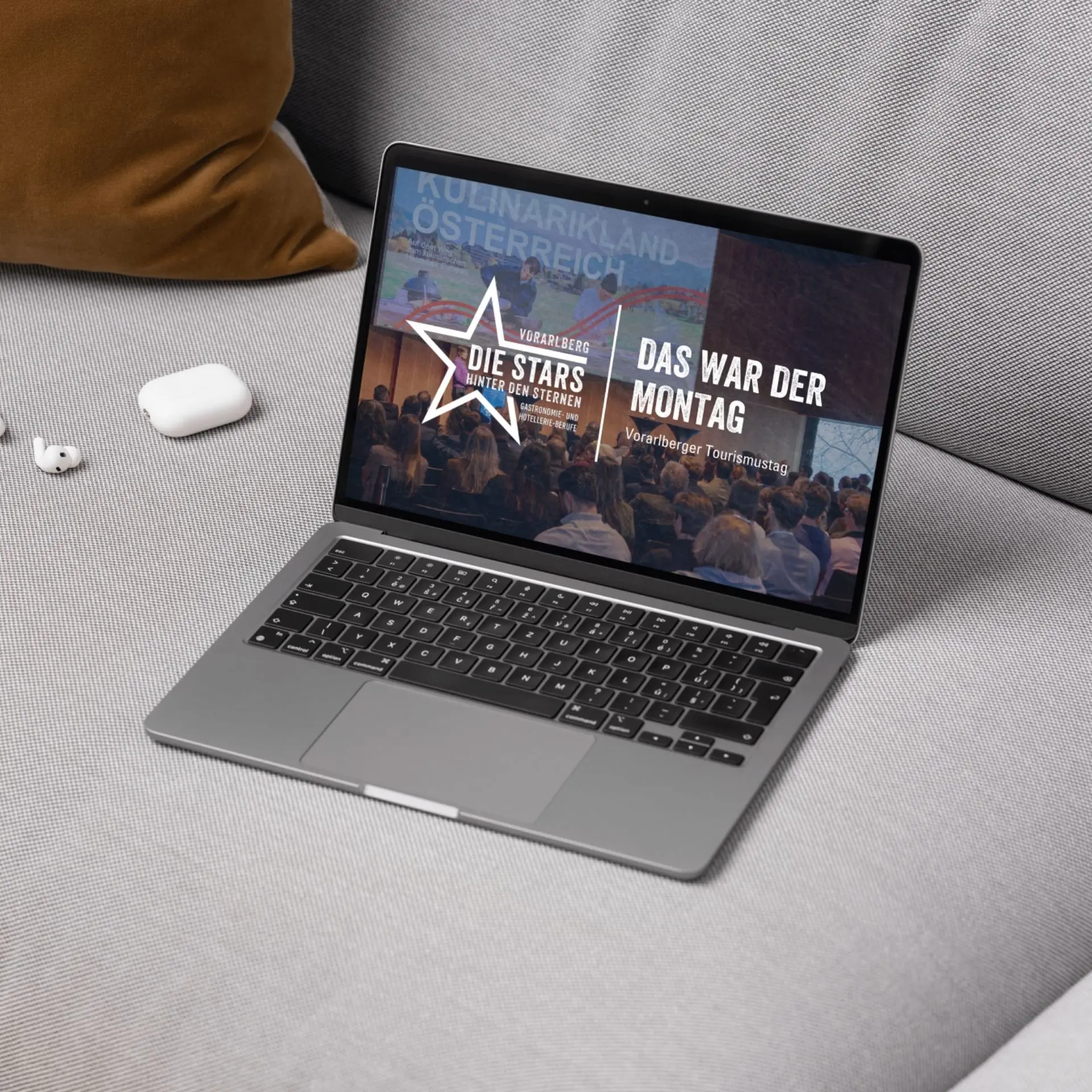 Laptop mit Konferenzpräsentation auf dem Bildschirm.