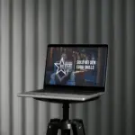 Laptop zeigt EuroSkills-Gewinnerin auf Bildschirm.