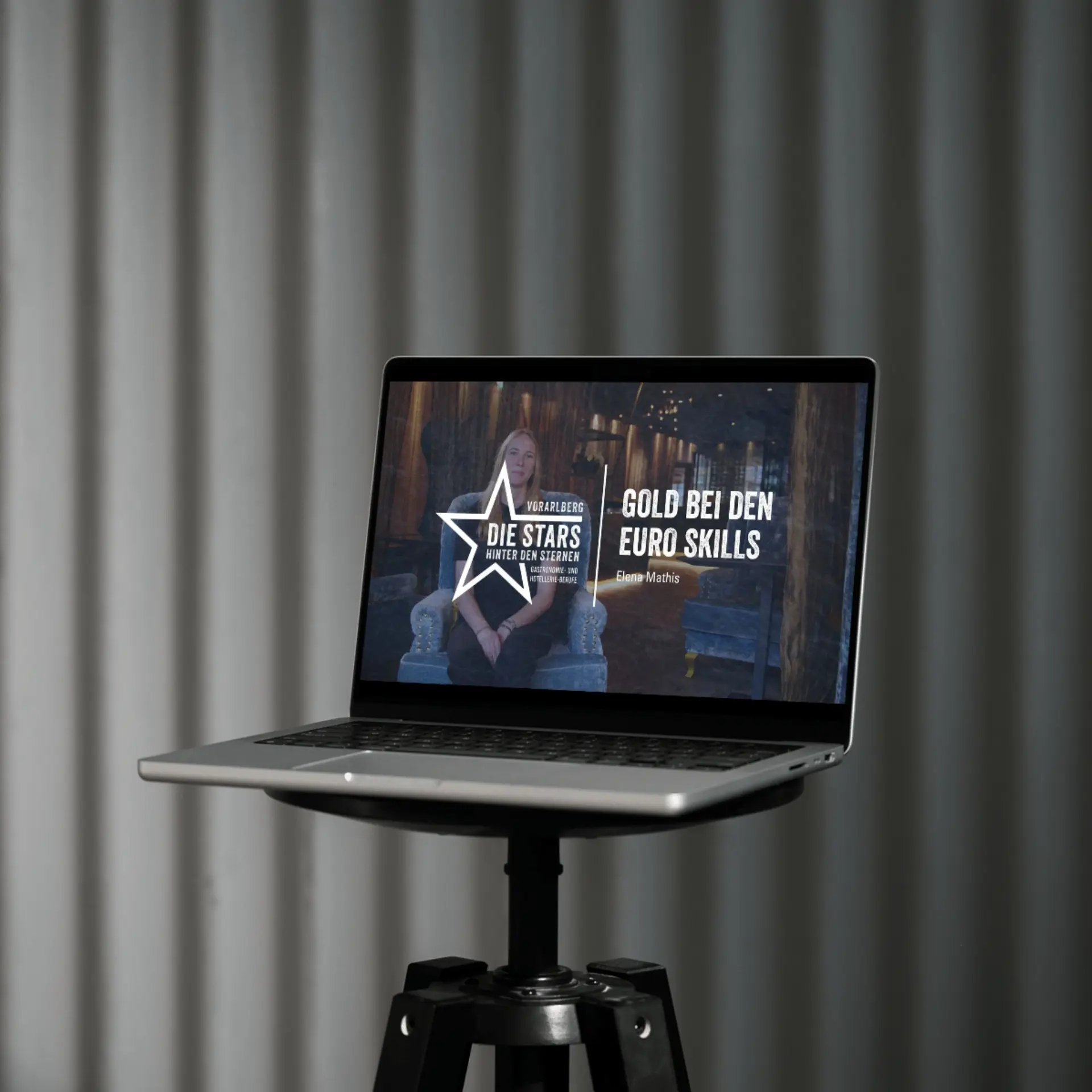 Laptop zeigt EuroSkills-Gewinnerin auf Bildschirm.