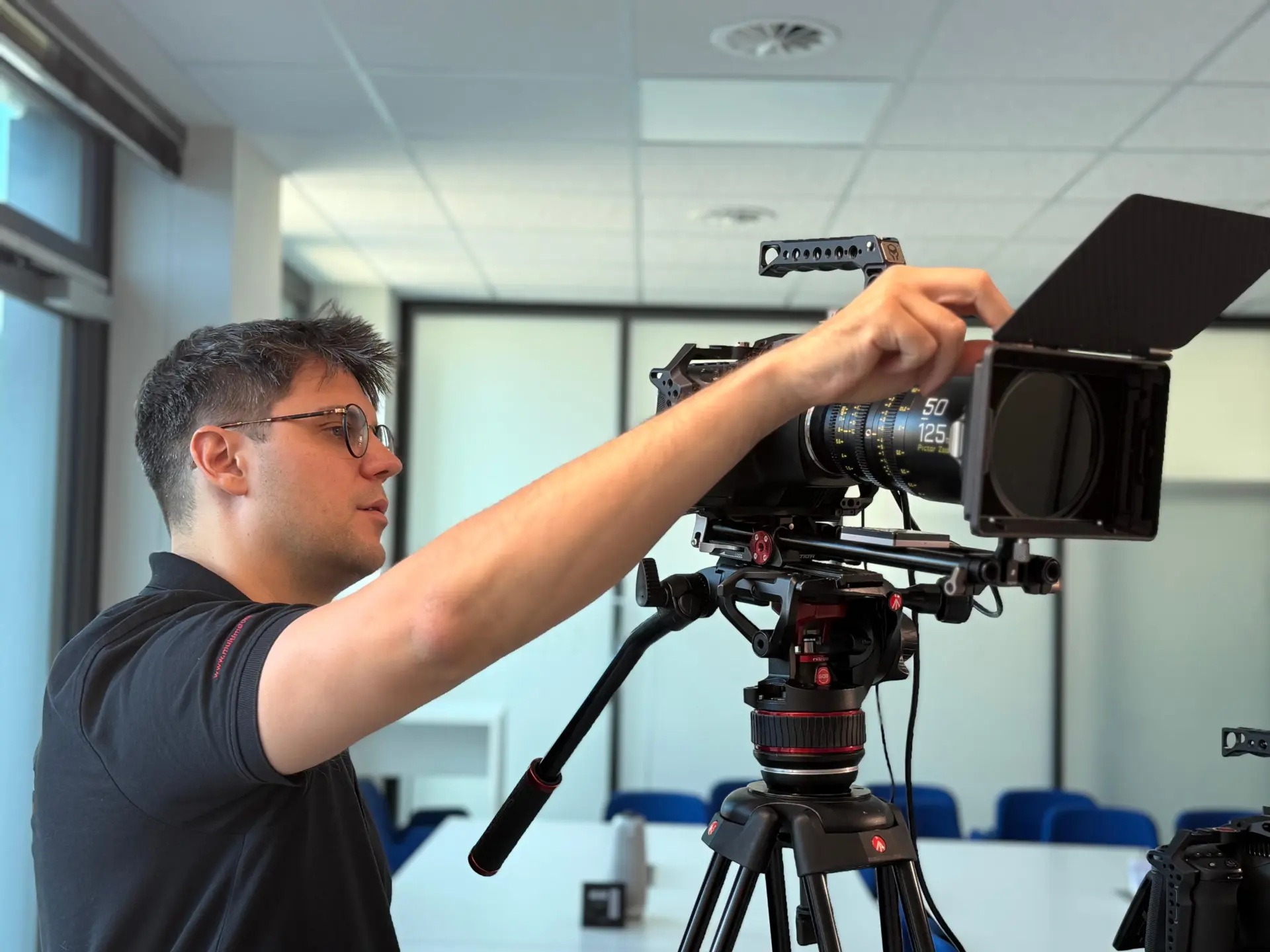 Kameramann justiert Kamera im Studio