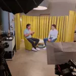 Zwei Männer sitzen in einem Interviewraum.