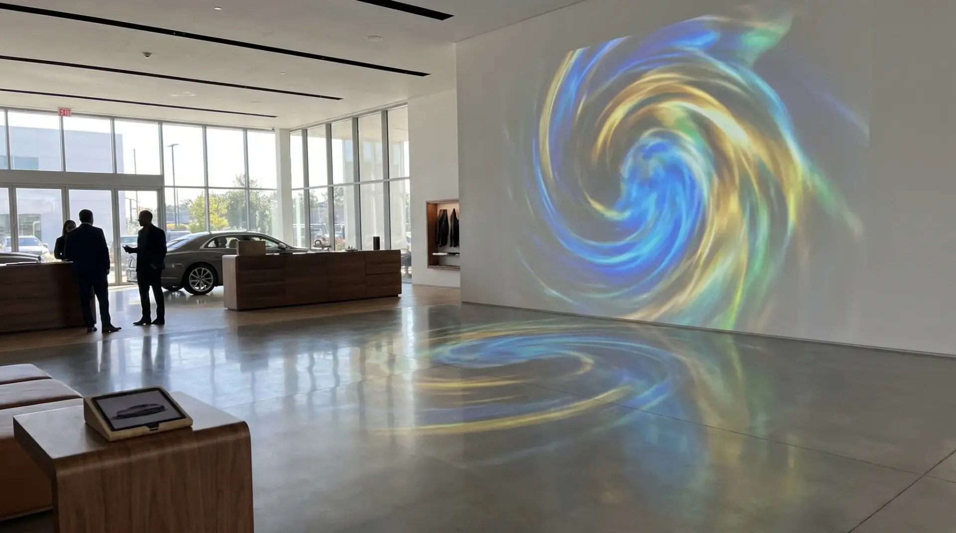 Dauerbrillante 4K-Großprojektion als Markenfläche in einem hellen Showroom