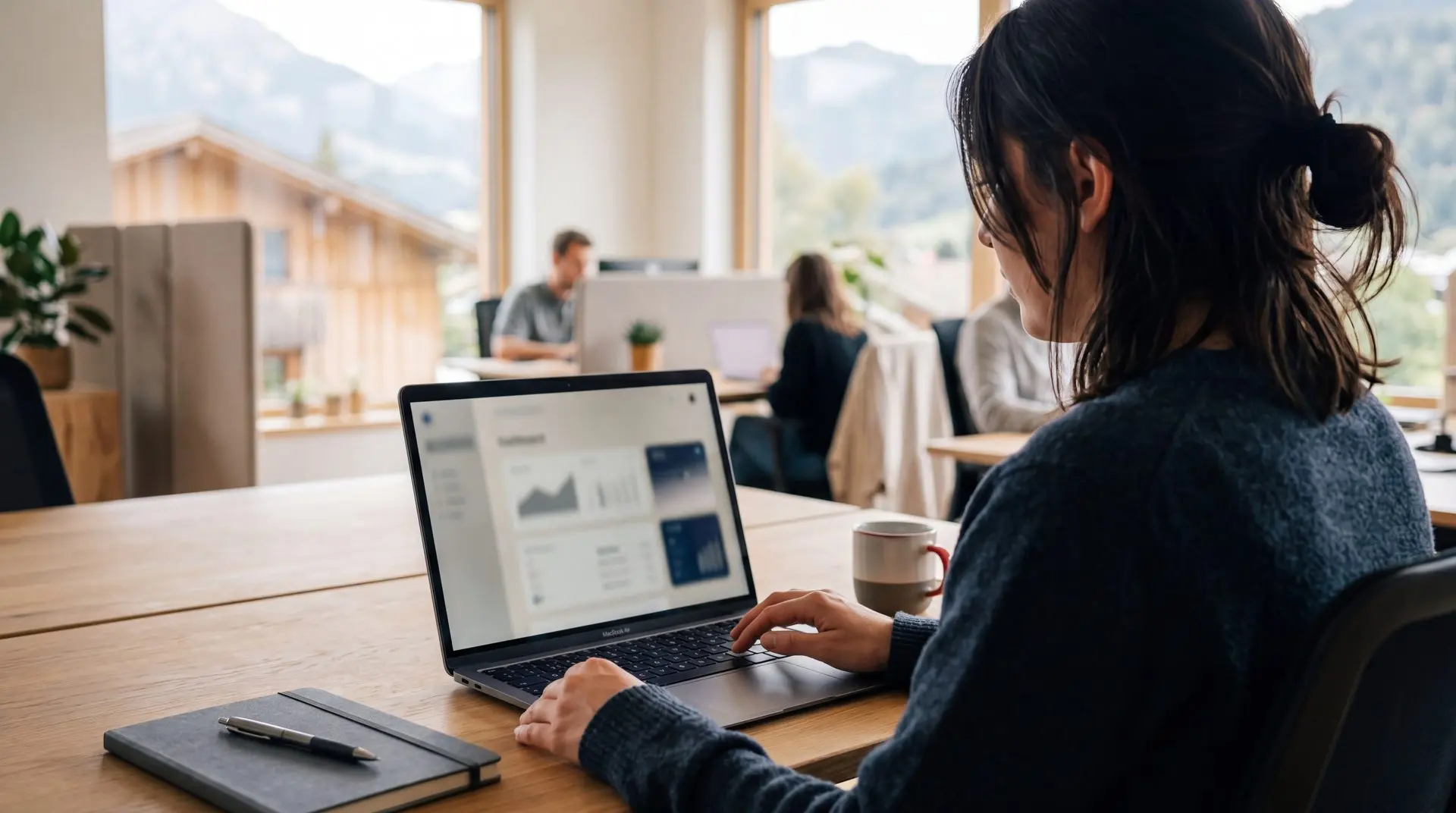 Person arbeitet am Laptop mit einer Software-Oberfläche