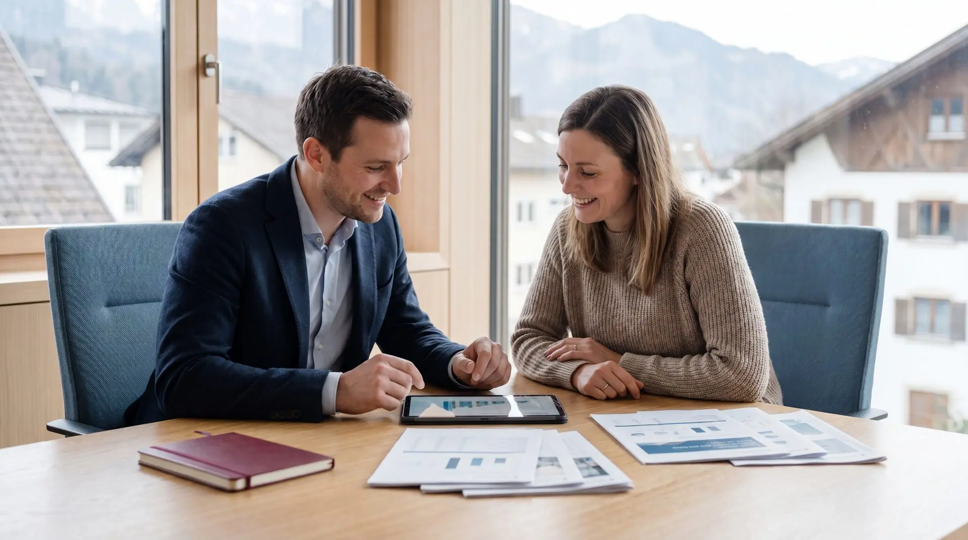 Vertriebsgespräch mit einem Kunden am Tisch