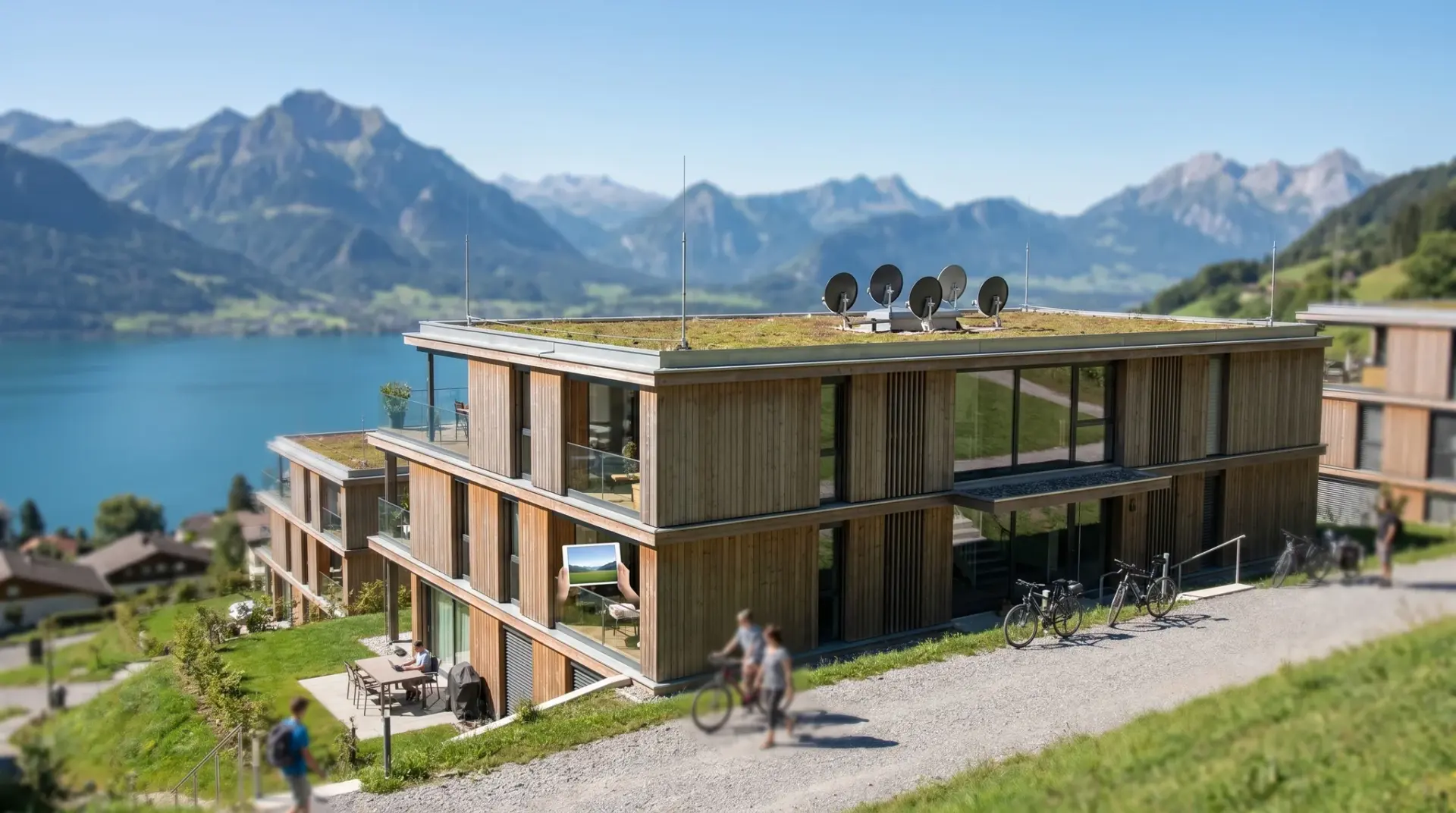 Mehrparteienhaus im Alpenraum mit dezenter Gemeinschafts-Satellitenanlage auf dem Dach