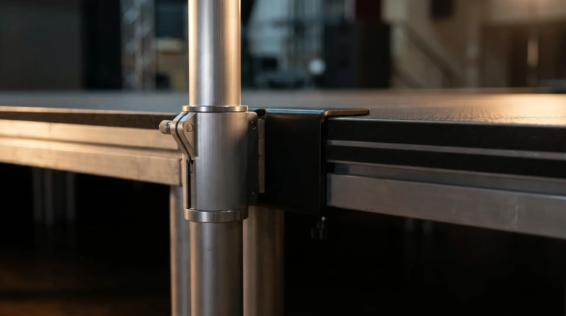 Detailaufnahme eines höhenverstellbaren Podestfußes und einer Geländer-Klammer aus Aluminium