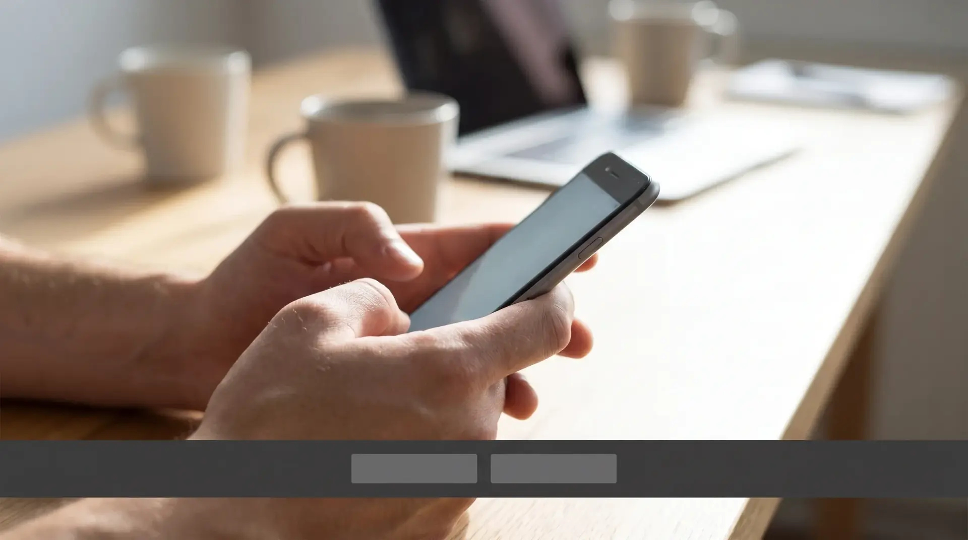 Detailaufnahme eines Smartphones mit schmalem barrierefreiem Cookie-Banner am unteren Bildschirmrand