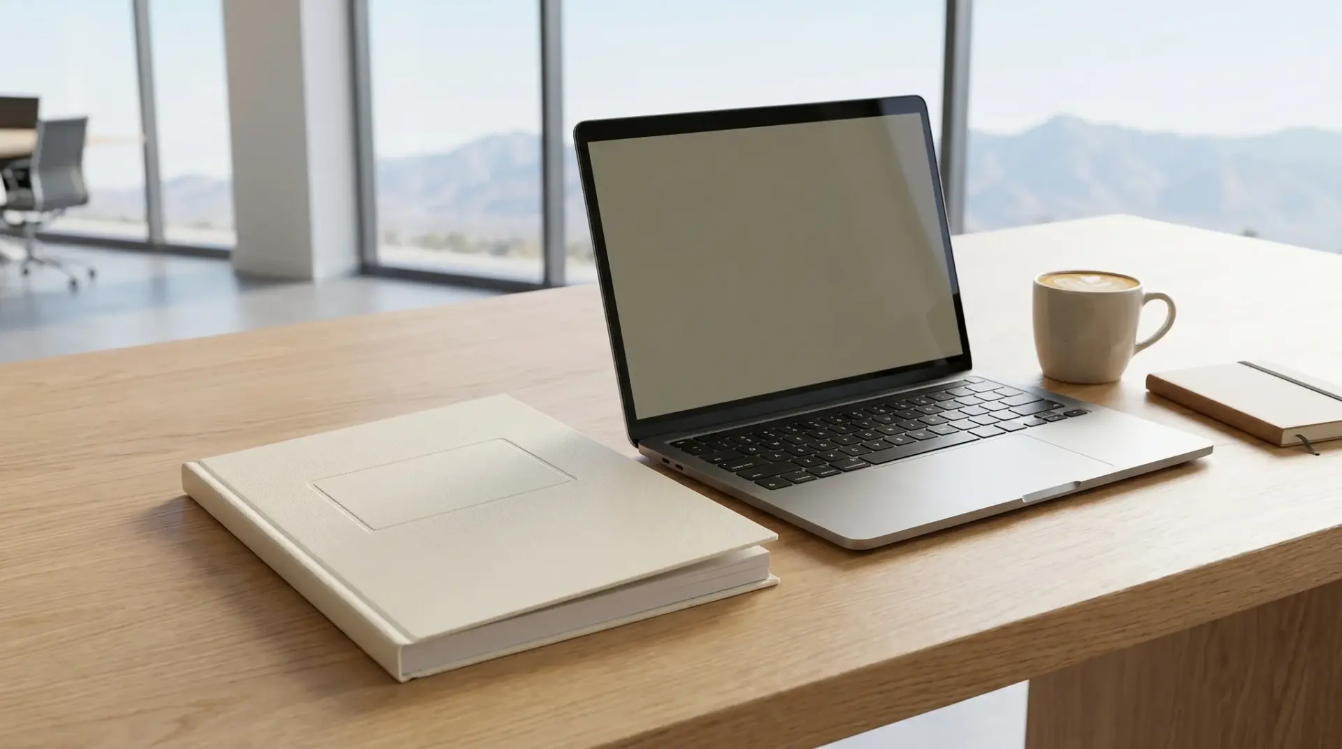 Gedruckter Cookie-Banner-Leitfaden liegt neben einem Laptop auf einem hellen Schreibtisch