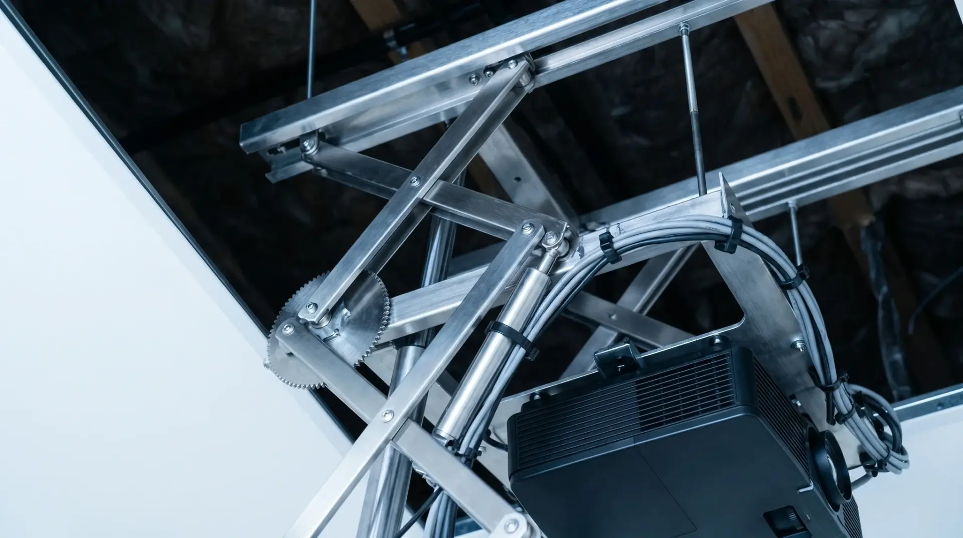Detailaufnahme des Scheren-Hubmechanismus eines Deckenlifts im Deckenhohlraum