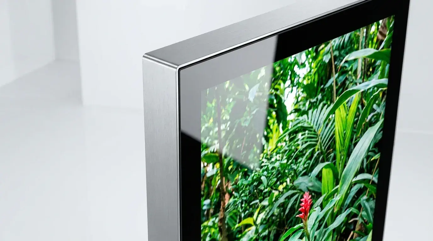 Technik-Detail einer Digital-Signage-Stele mit hellem Display und Anschluessen im Inneren