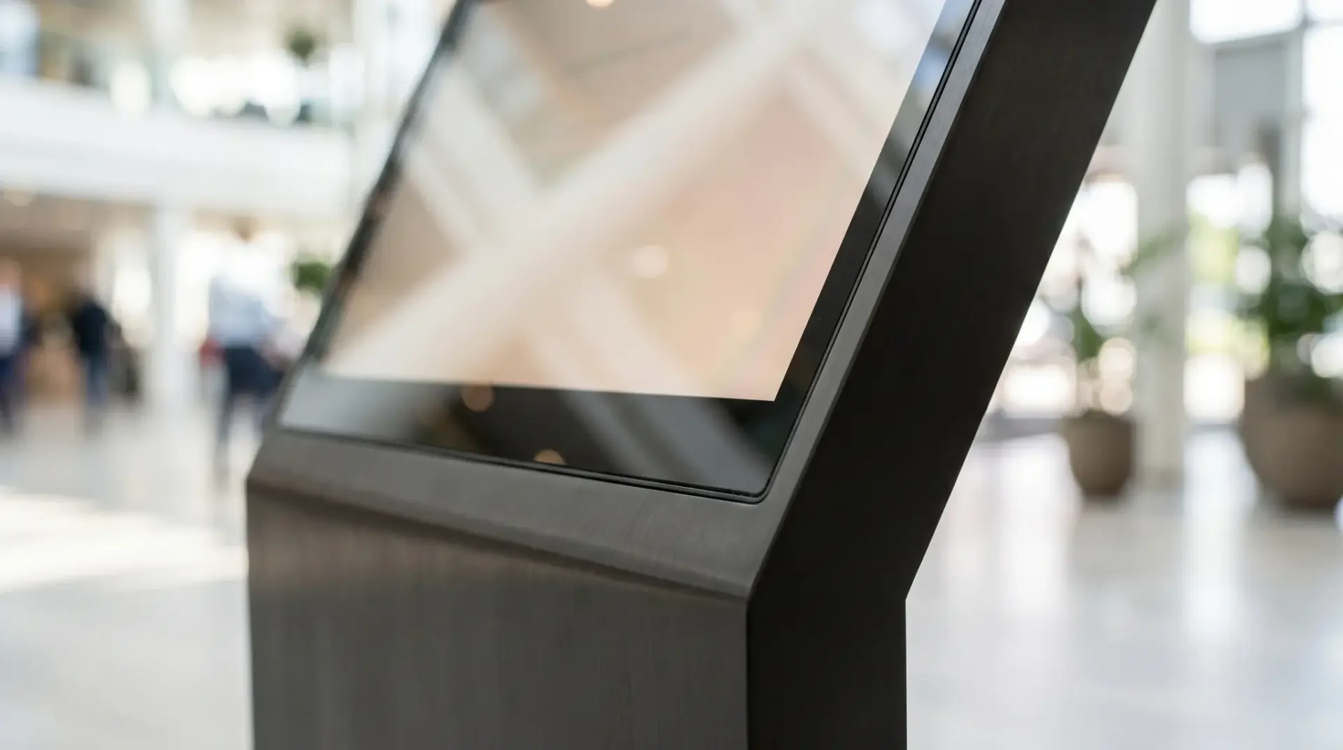 Detailaufnahme des hochwertigen Stelen- und Display-Designs eines Empfangs-Terminals