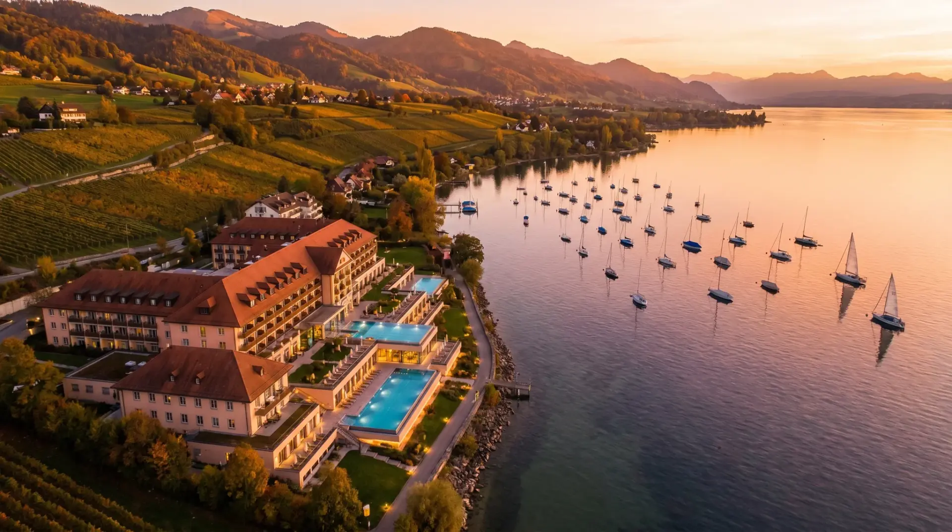 Cineastischer Drohnen-Überflug über Hotel und Tourismus-Region am Bodensee im weichen Abendlicht