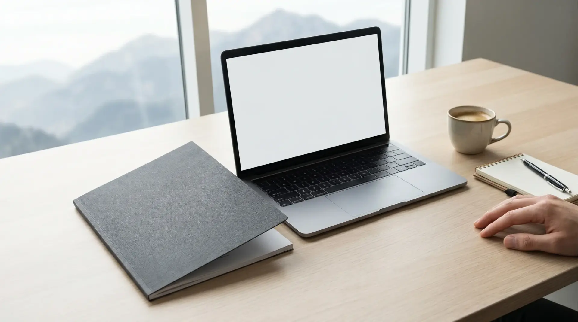 Gedruckter Firewall-Leitfaden liegt neben einem Laptop auf einem hellen Schreibtisch