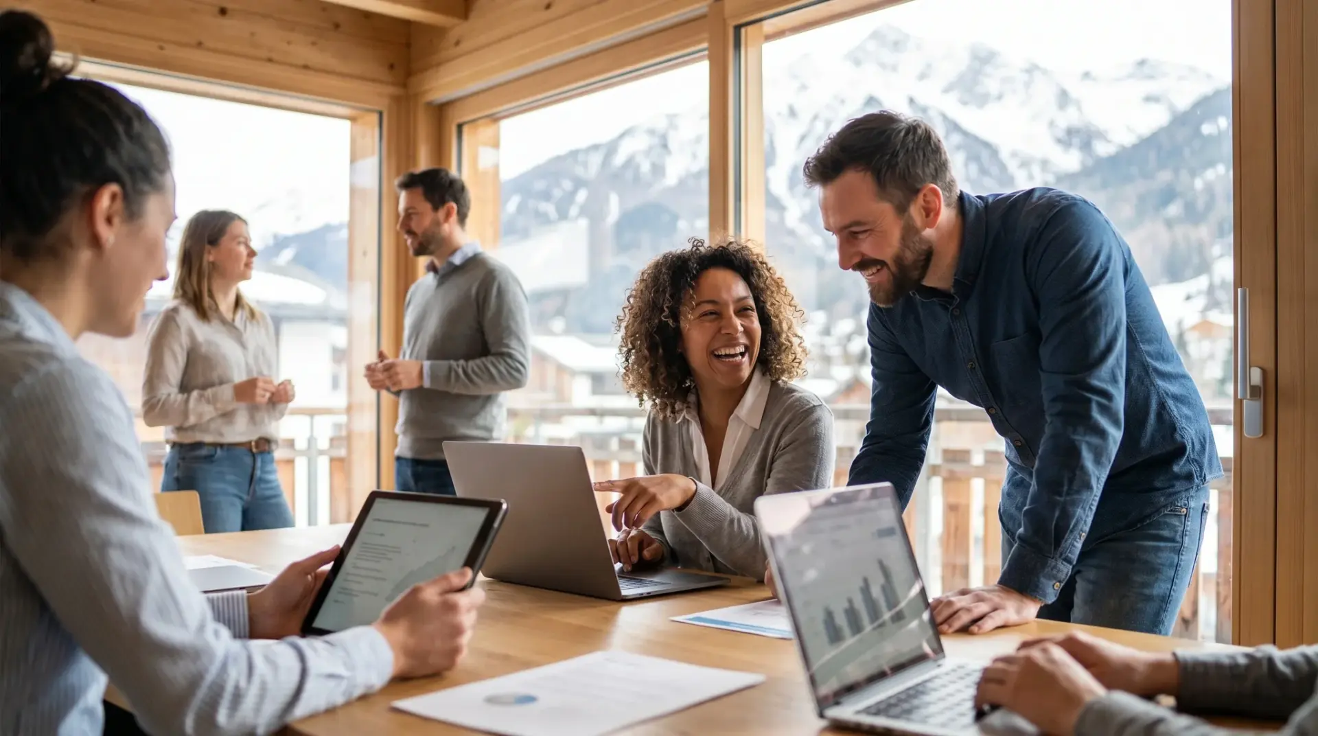 Echtes Team bei der Arbeit als authentische Szene für Recruiting und Employer Branding