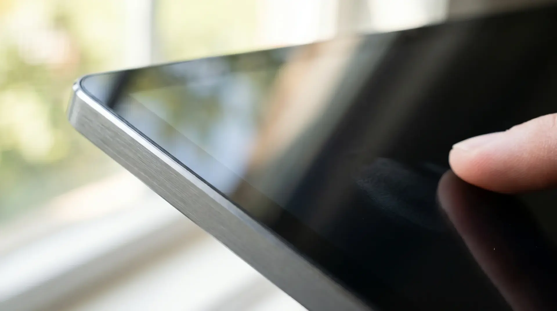 Detailaufnahme eines kapazitiven Professional-Touch-Displays mit hochwertigem Rahmen