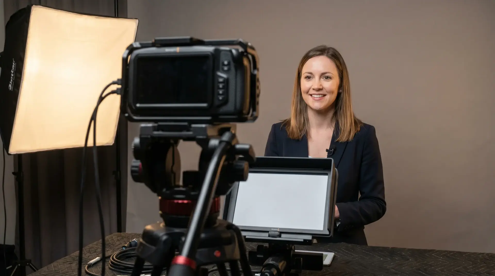 Studio-Dreh des Video-Bot-Sprechers mit Cine-Kamera und Profi-Licht für den Avatar