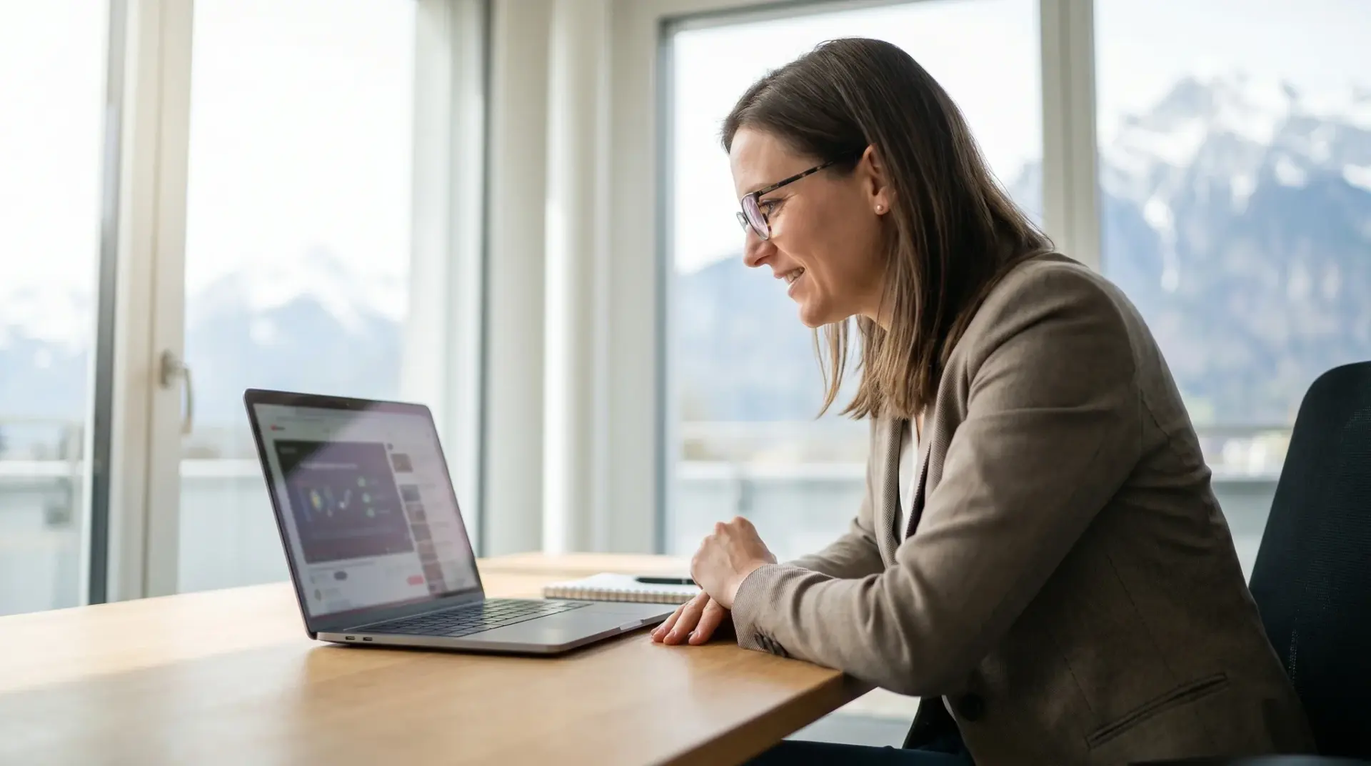 Teilnehmerin verfolgt eine On-Demand-Webinar-Aufzeichnung auf dem Laptop
