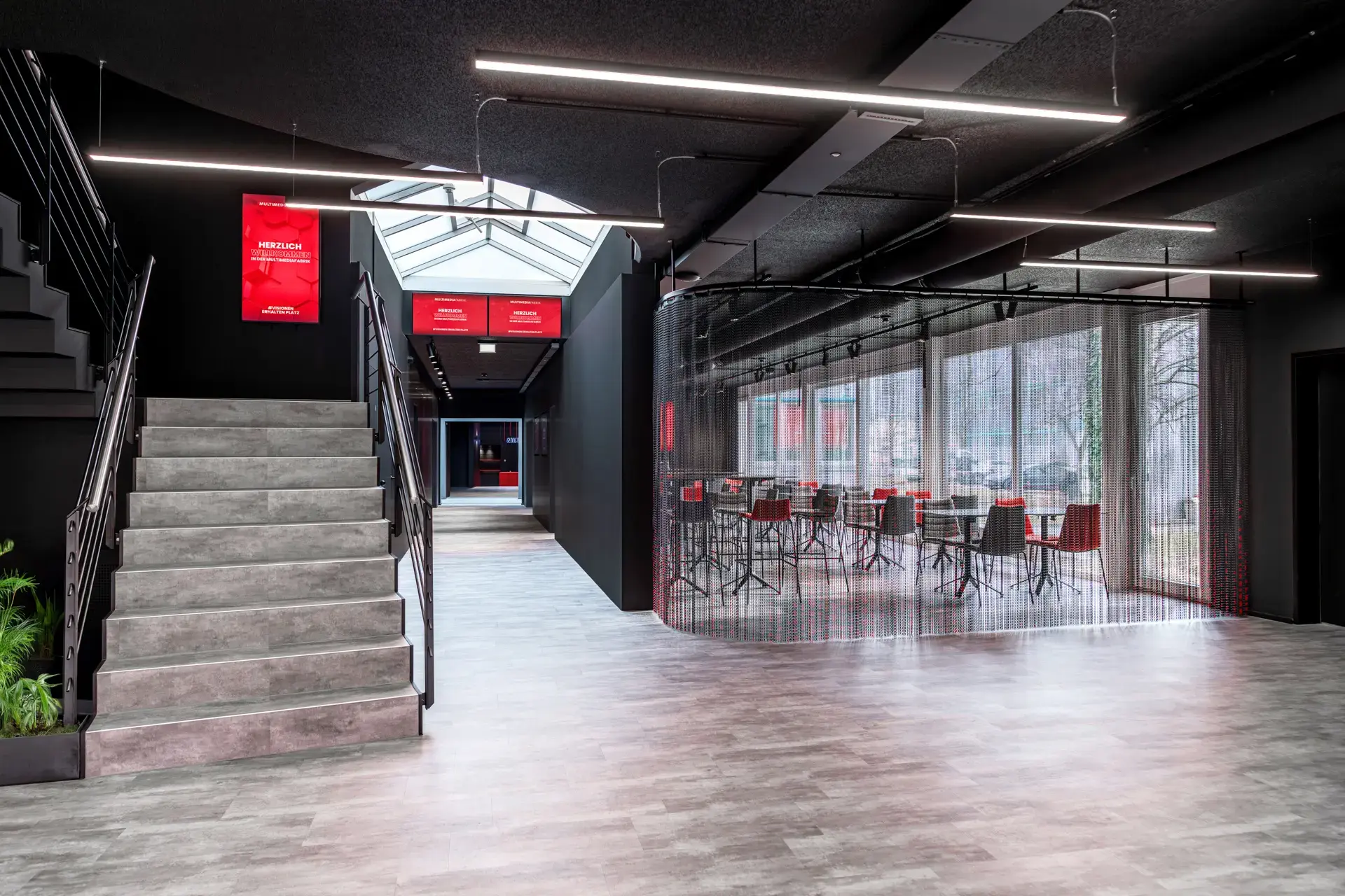 Die Community-Lounge der MULTIMEDIAFABRIK in Koblach mit Bar und Sitzbereich
