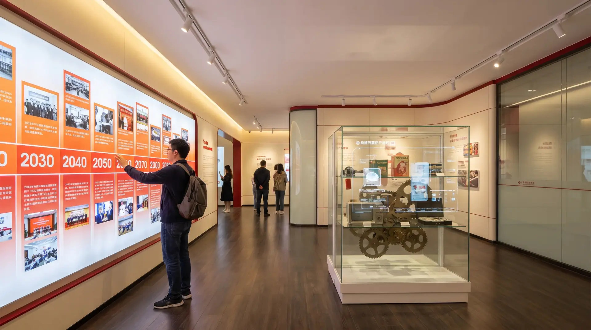 Besucherin erkundet eine interaktive Zeitleiste und Vitrine in einer Jubiläumsausstellung