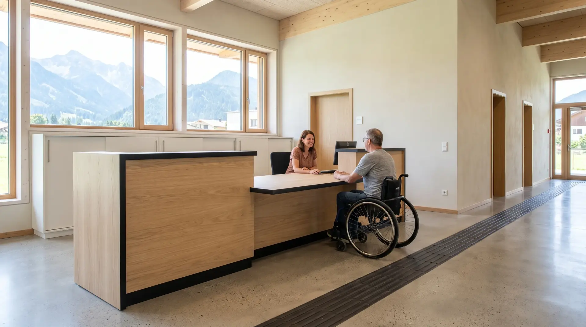 Empfangstresen mit abgesenktem barrierefreiem Bereich und kontrastreicher Gestaltung in einem öffentlichen Gebäude