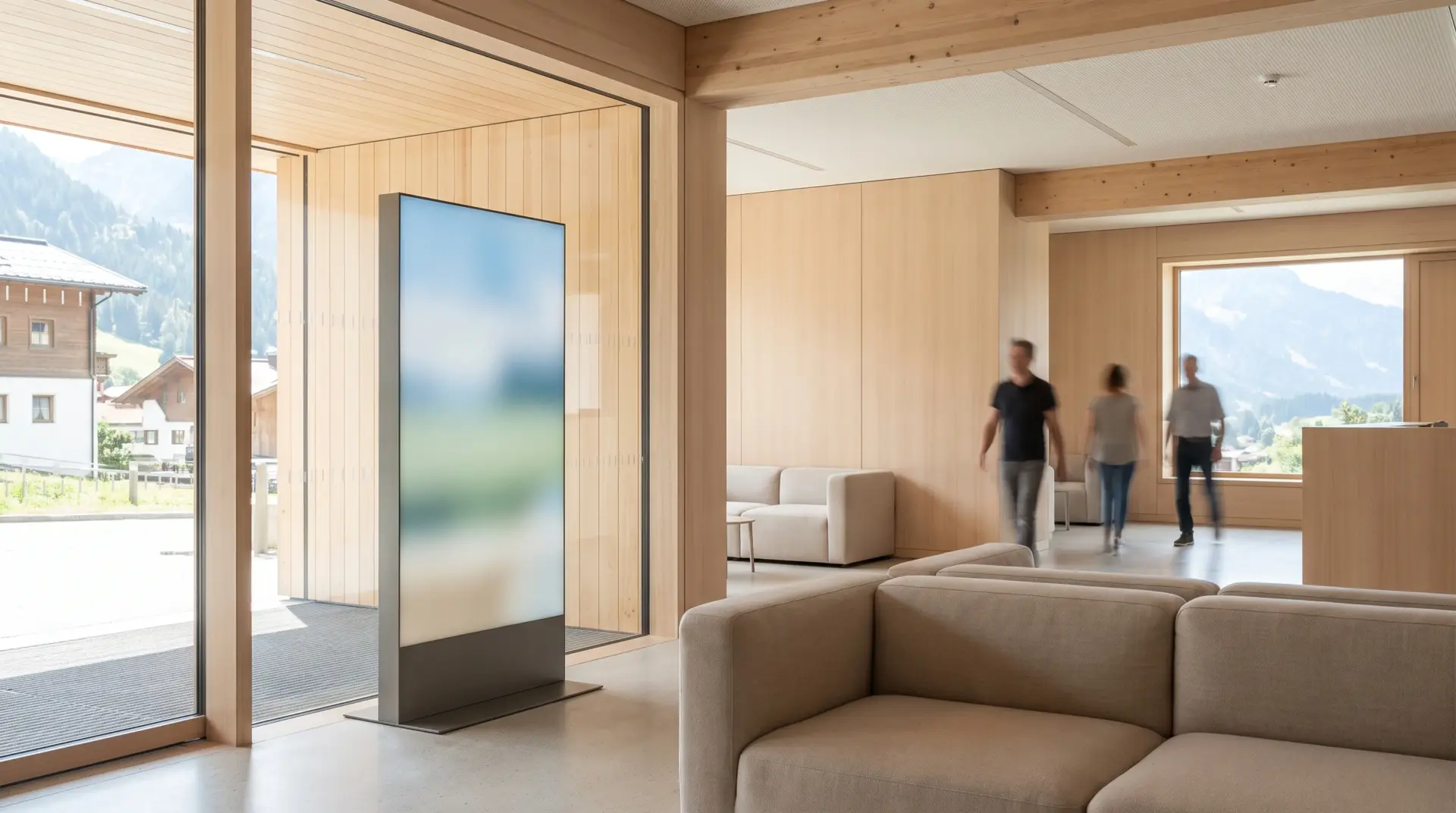 Foyer eines Gemeindeamts mit Informationsdisplay bei Tageslicht