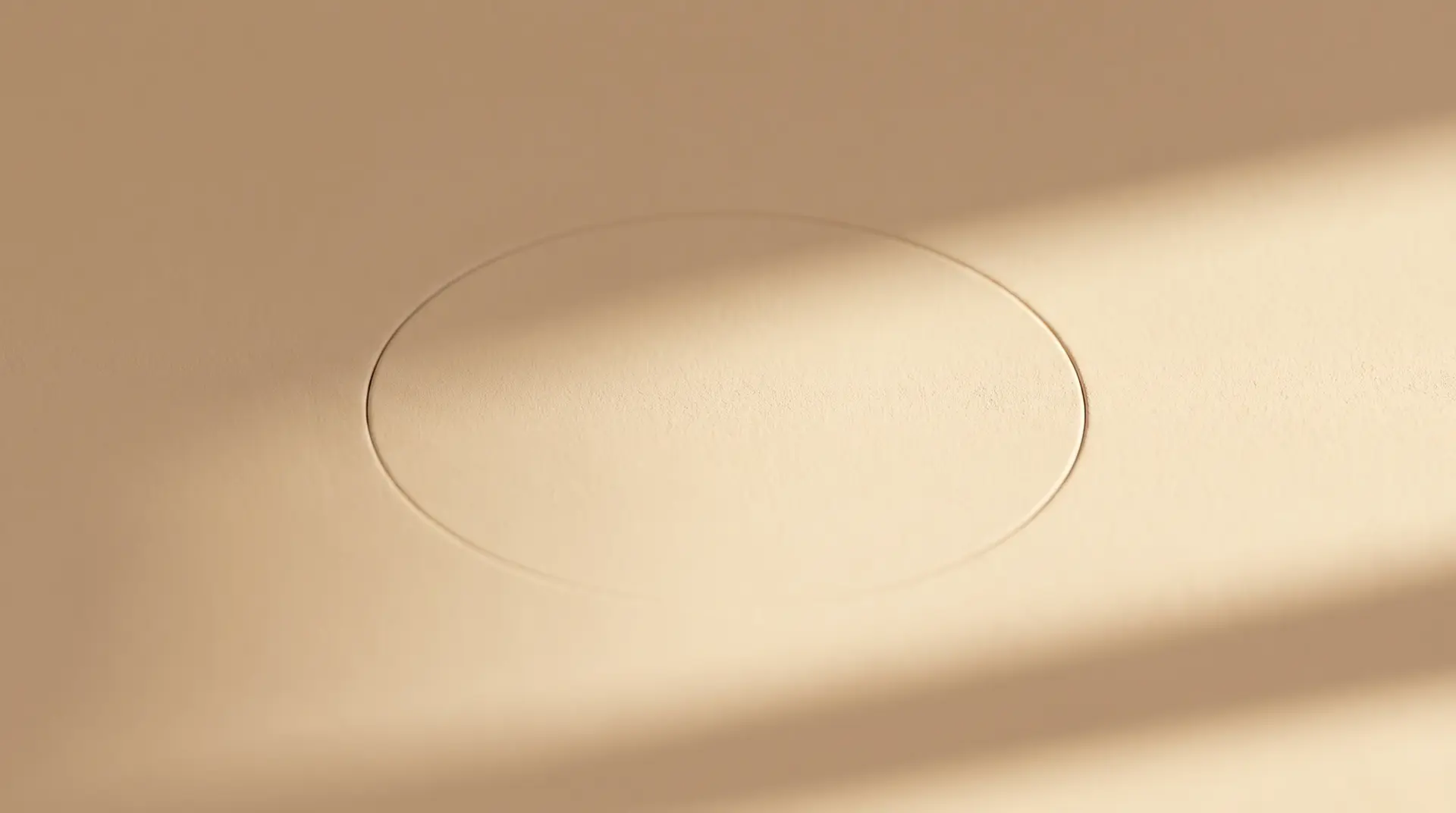 Detailaufnahme eines bündig in die Decke eingebauten Invisible-Lautsprechers