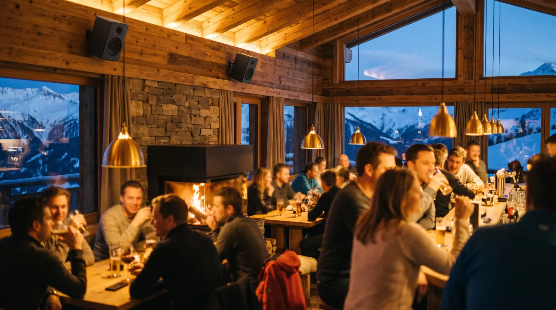 Belebte Bar am Abend im Alpenraum mit lebendigem, zonengerechtem Sound-Ambiente