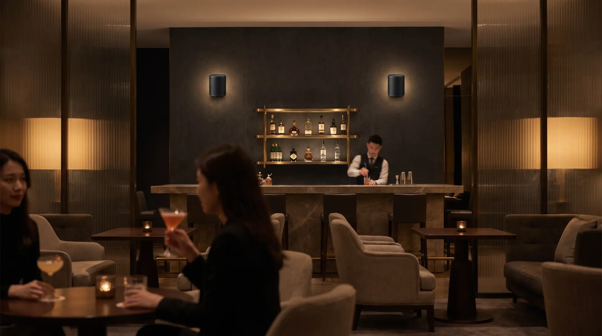 Elegante Hotelbar am Abend mit gedimmtem Licht und dezentem Wand-Lautsprecher