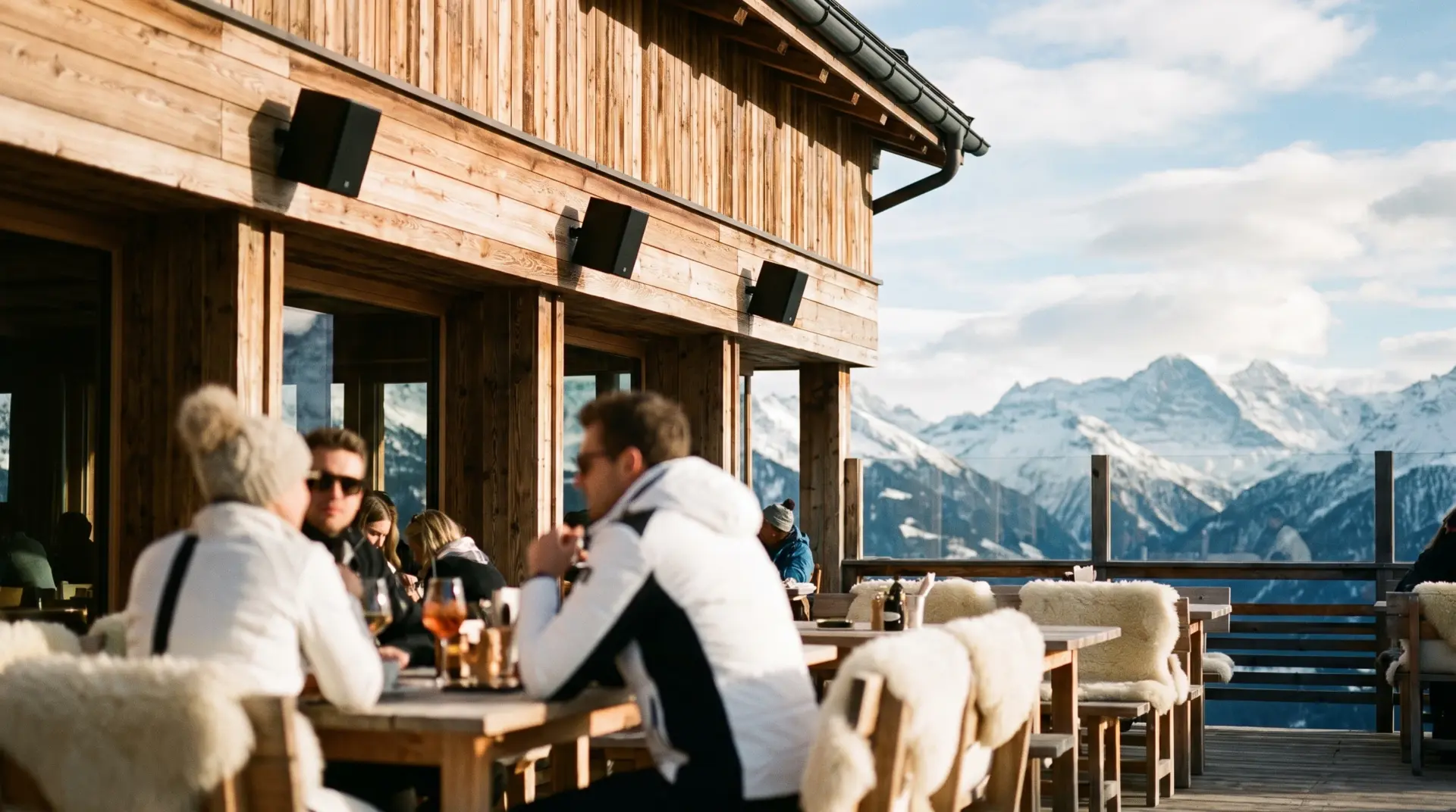 Skihütten-Sonnenterrasse mit Bergpanorama und wetterfestem Außen-Lautsprecher an der Holzfassade