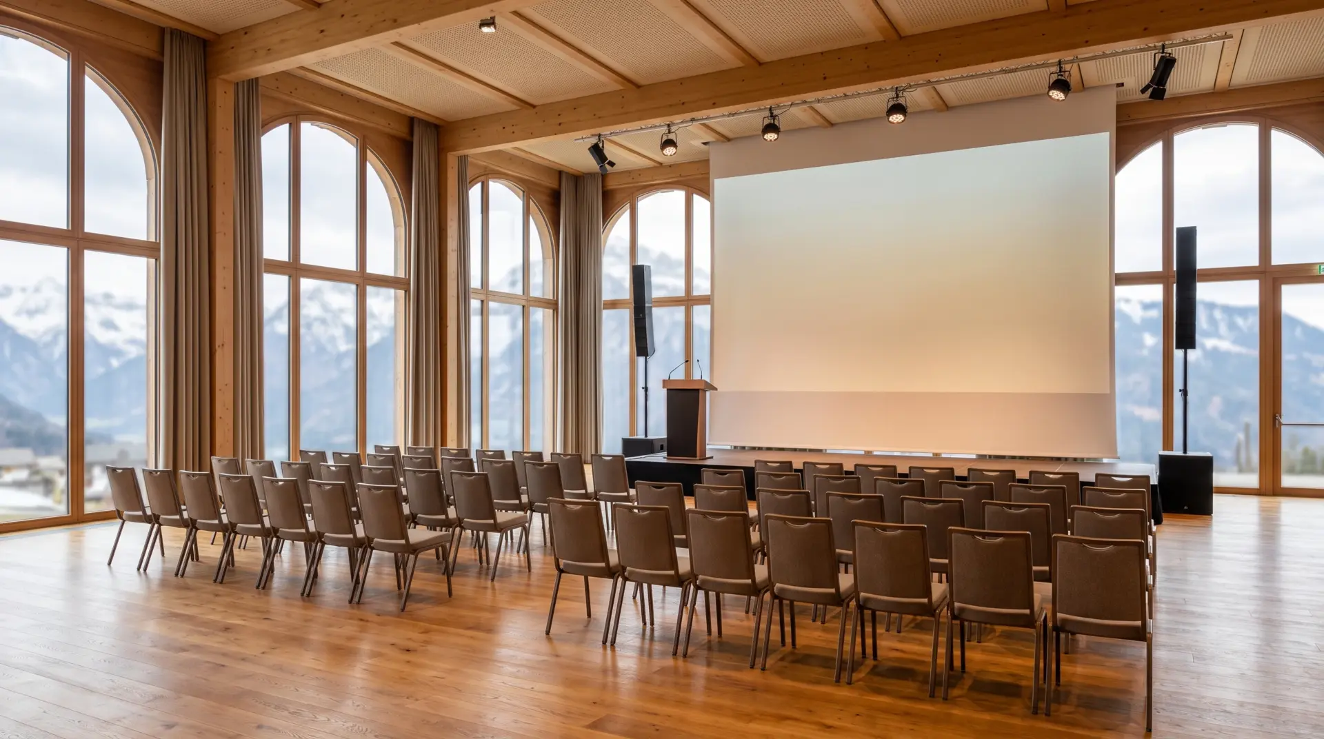 Seminarraum-Technik: Saal bankett (MULTIMEDIAFABRIK, Koblach, Vorarlberg)