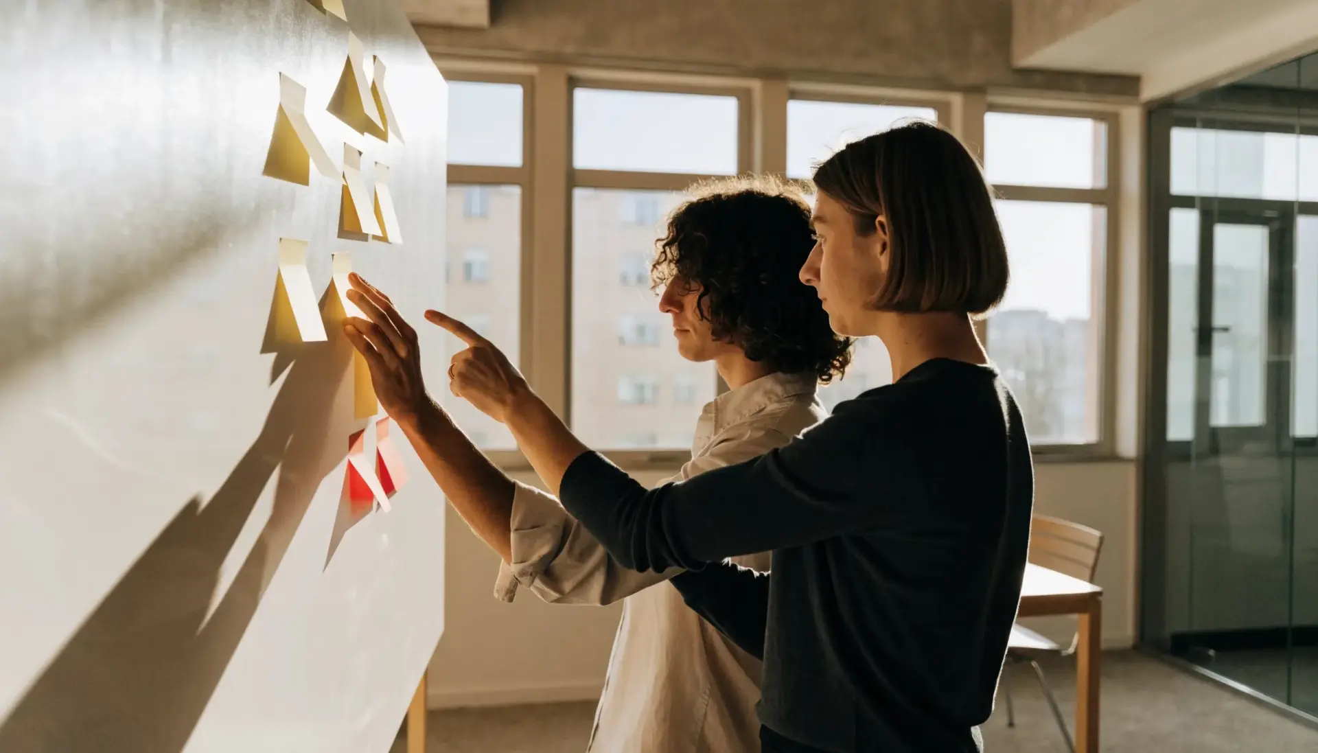 Funnel KI APP: zwei Personen ordnen leere Haftnotizen an einem Whiteboard (MULTIMEDIAFABRIK, Koblach, Vorarlberg)