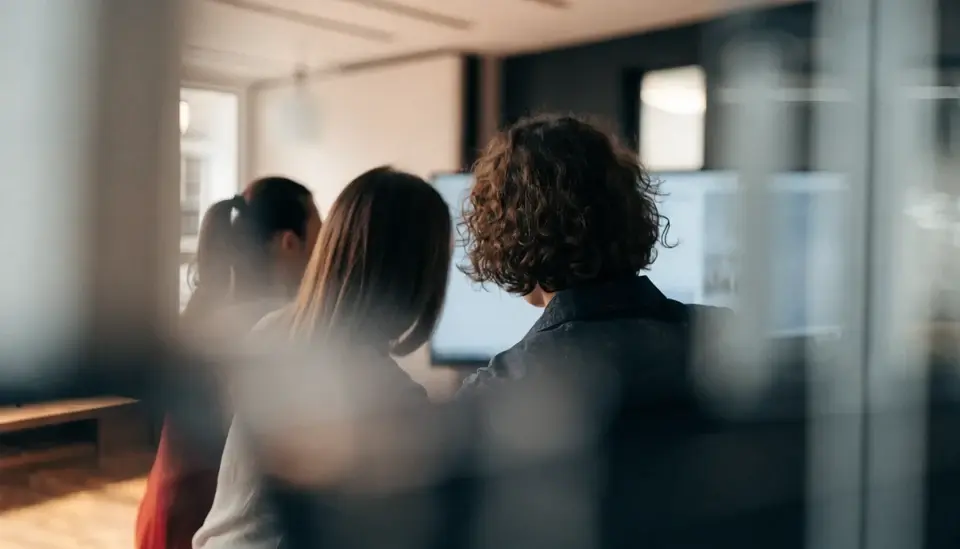 Redaktionsteam der MULTIMEDIAFABRIK bei der Abstimmung eines KI-Videos